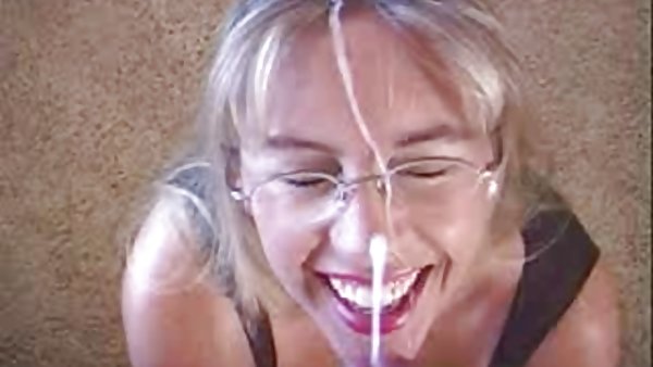 小女孩的性幻想中的金发女郎摩洛伊斯兰解放阵线的大的假阳具淇淋