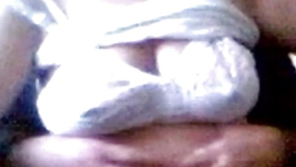 织女松赤身裸体在现代复古的裙子